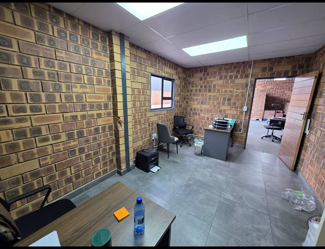 1,632M² WAREHOUSE TO LET IN AEROTON